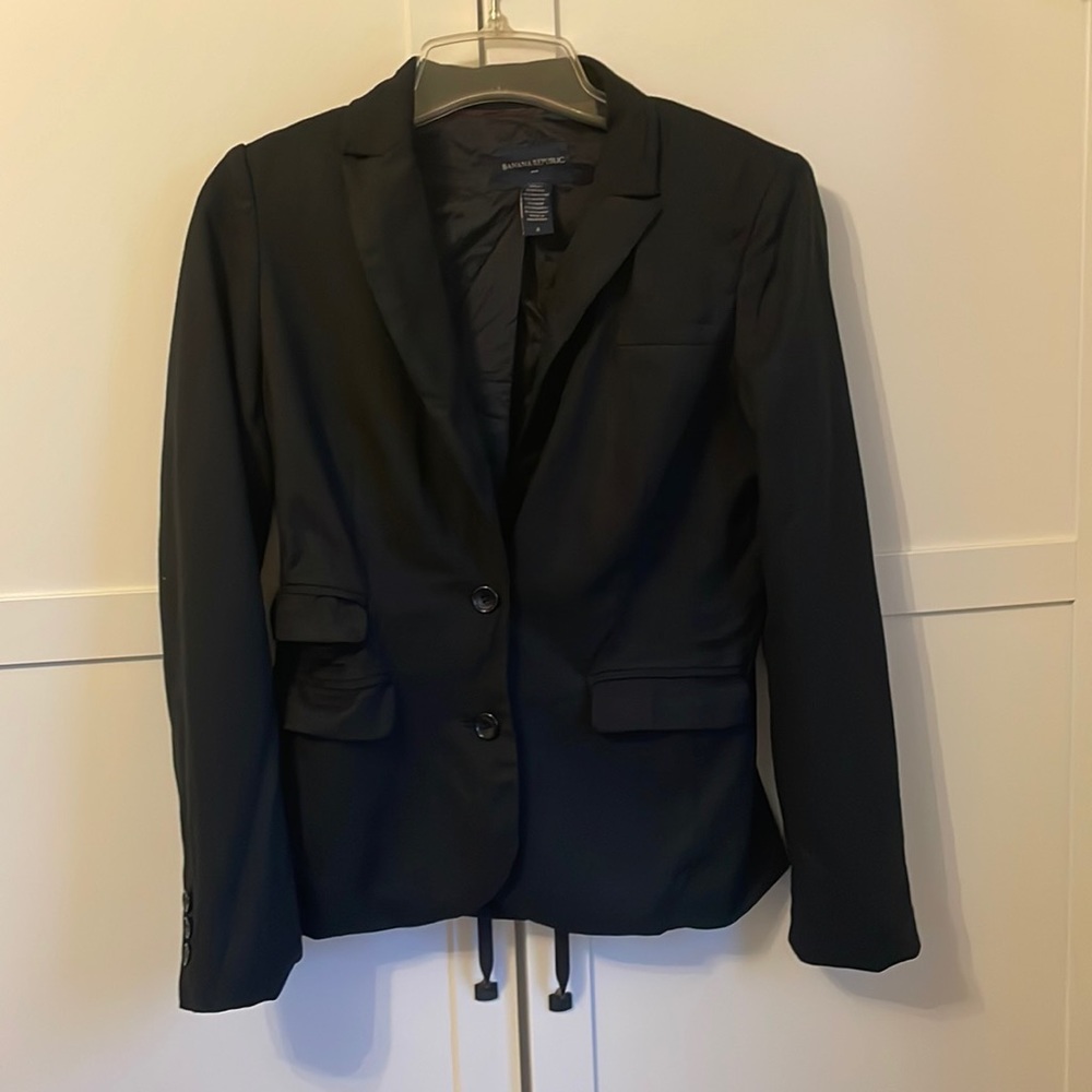 Banana Republic women’s cute black work blazer. Size 4. No snags or stains.